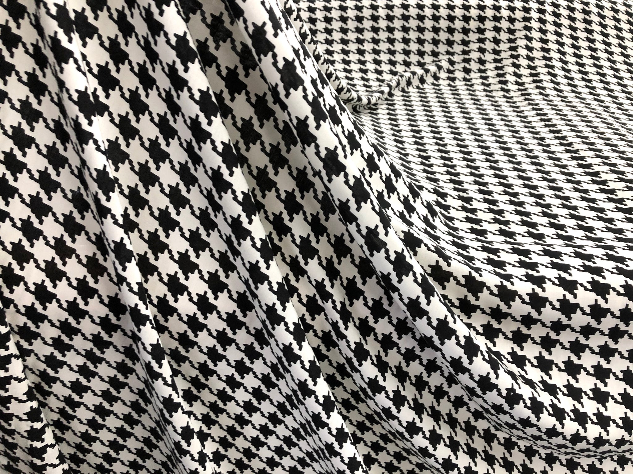 Houndstooth Print on Soft, Lightweight Poplin Shirting